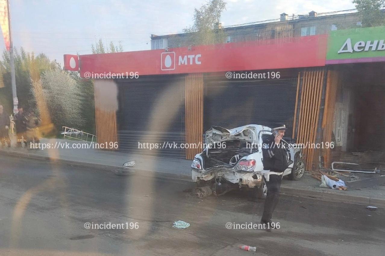 Водитель «Субару», протаранивший остановку в Первоуральске, был пьян - Фото 1