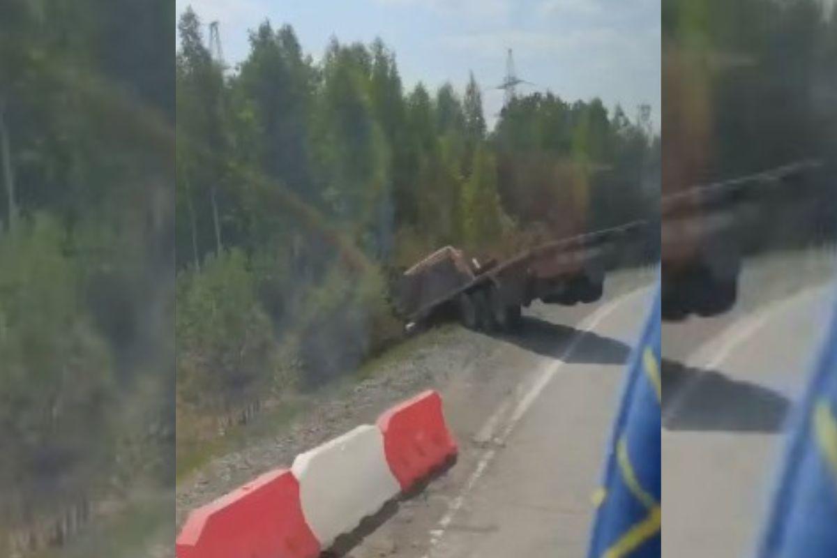 На трассе недалеко от Ревды фура улетела в кювет - Фото 1
