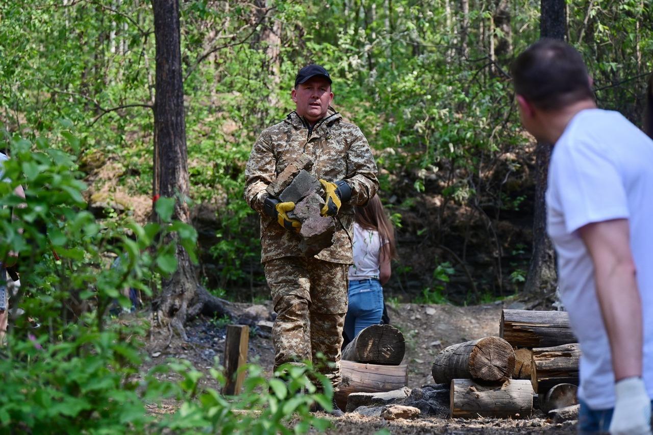 Чиновники свердловского правительства навели порядок в Шарташском лесопарке - Фото 1