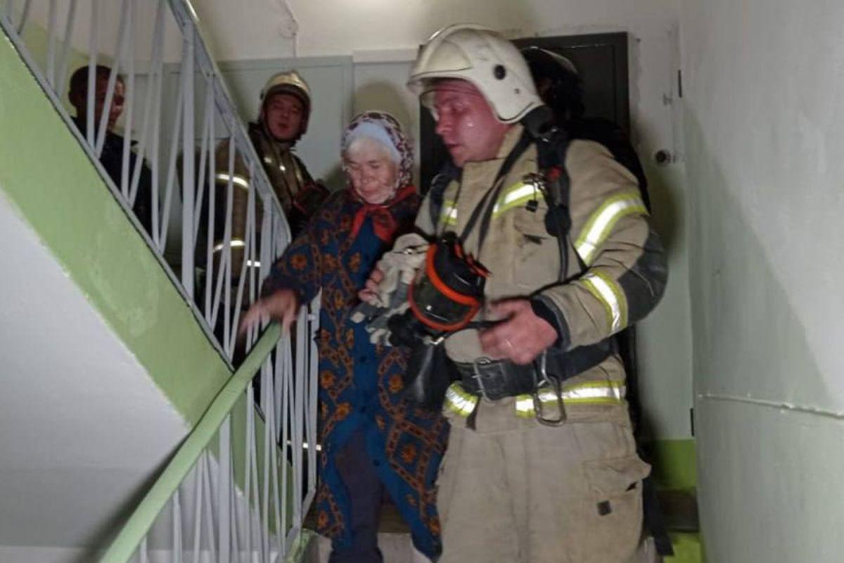 В Екатеринбурге пожар охватил шесть балконов жилого дома - Фото 1