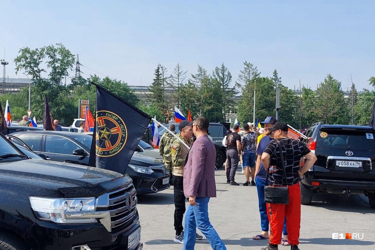Сотрудники полиции сопровождали участников несанкционированного автопробега ЧВК «Вагнер» от Екатеринбурга до кладбища в Березовском  - Фото 1