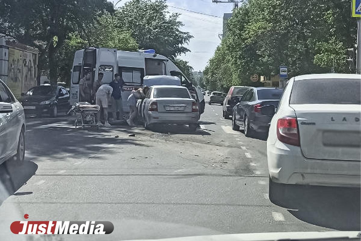 На перекрестке Луначарского-Декабристов лоб в лоб столкнулись автомобили  - Фото 1