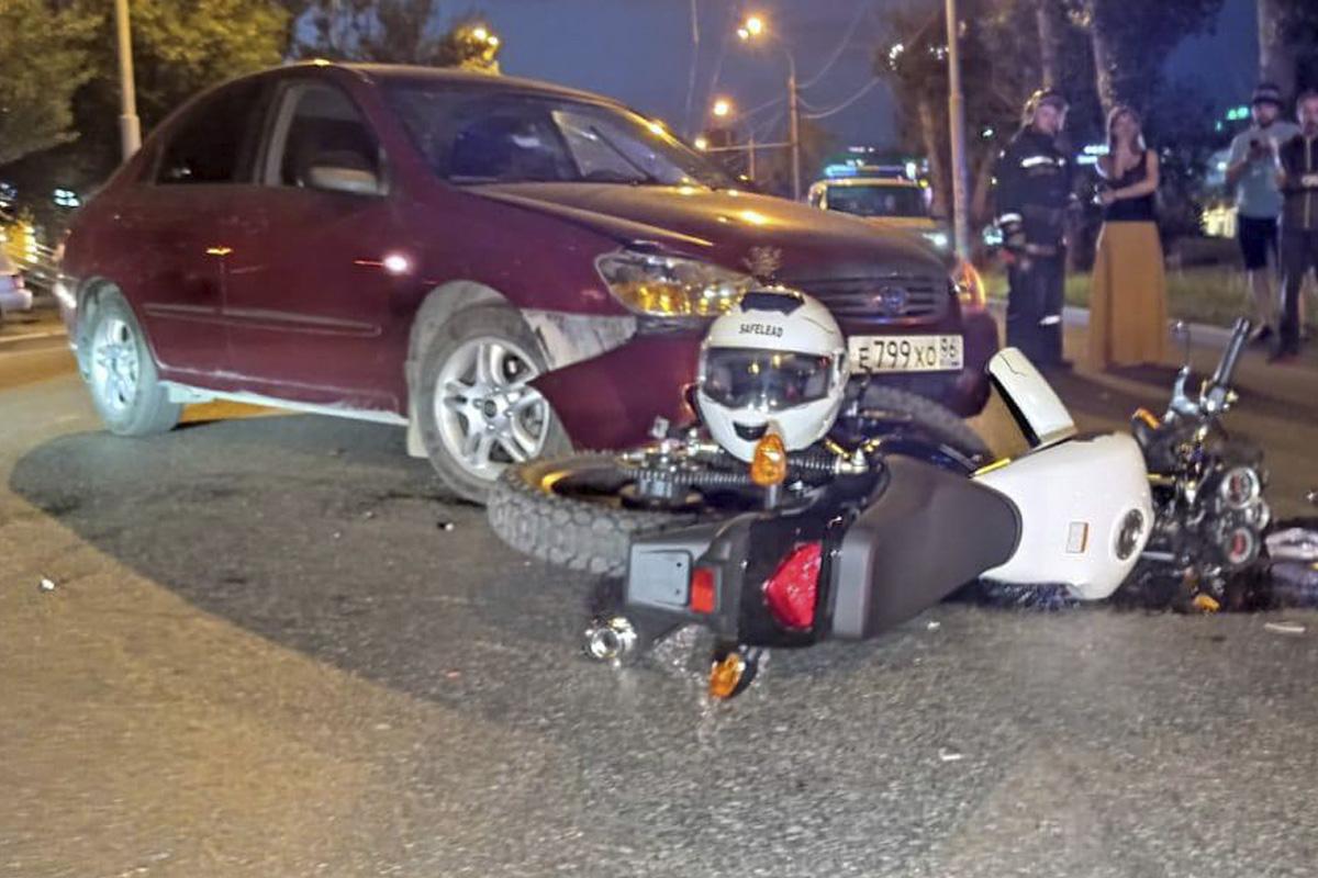 В Екатеринбурге мотоциклист на полной скорости врезался в легковушку - Фото 1