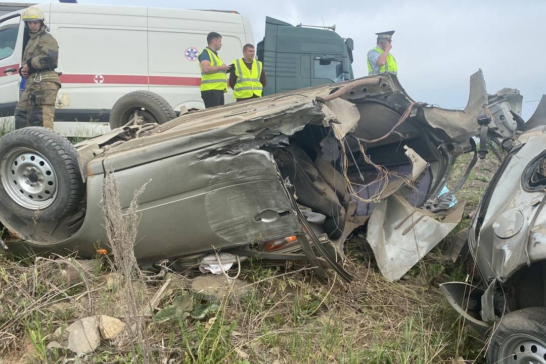 На Челябинском тракте автоледи на «Ладе» погибла, врезавшись в столб - Фото 1