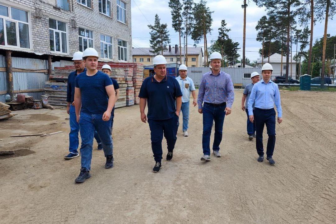 Депутат Заксобрания Алексей Свалов проконтролировал строительство школы в поселке Кедровом - Фото 1