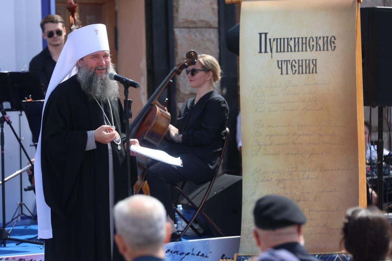 Митрополит Евгений открыл поэтический марафон на площадке перед Храмом-на-Крови - Фото 1