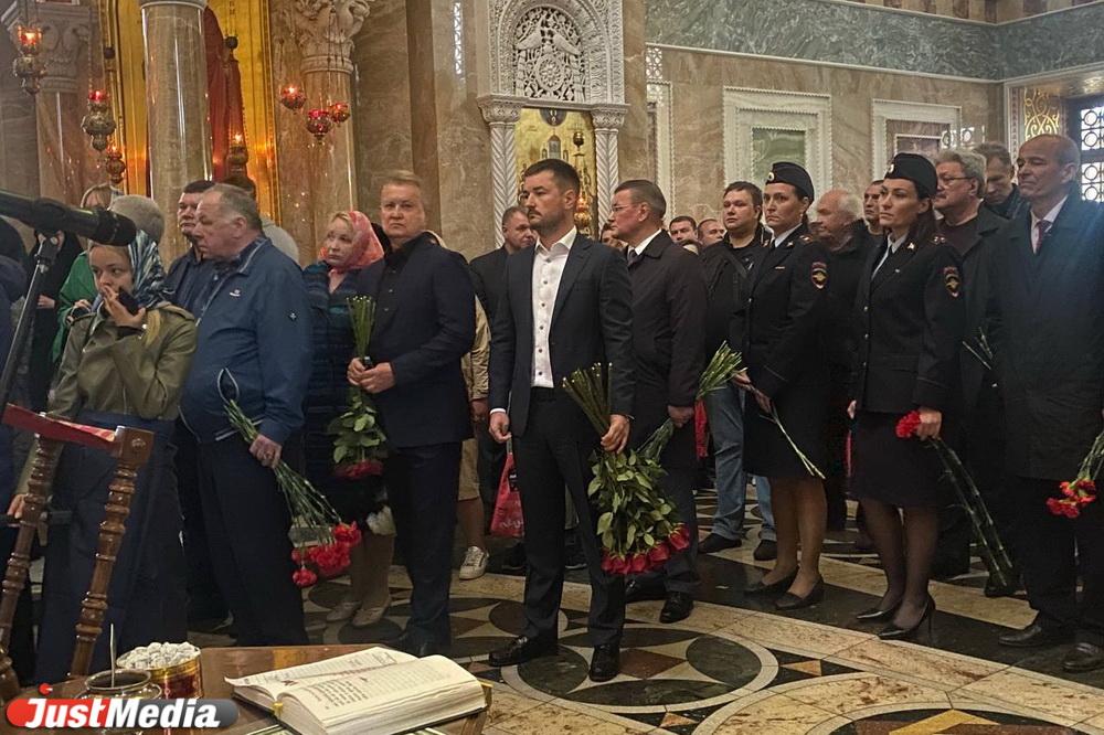 В Екатеринбурге родственники и бывшие сослуживцы прощаются с Юрием Деминым  - Фото 1