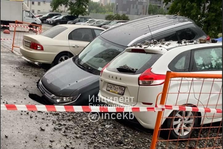 На Цвиллинга автомобиль провалился в коммунальную яму - Фото 1