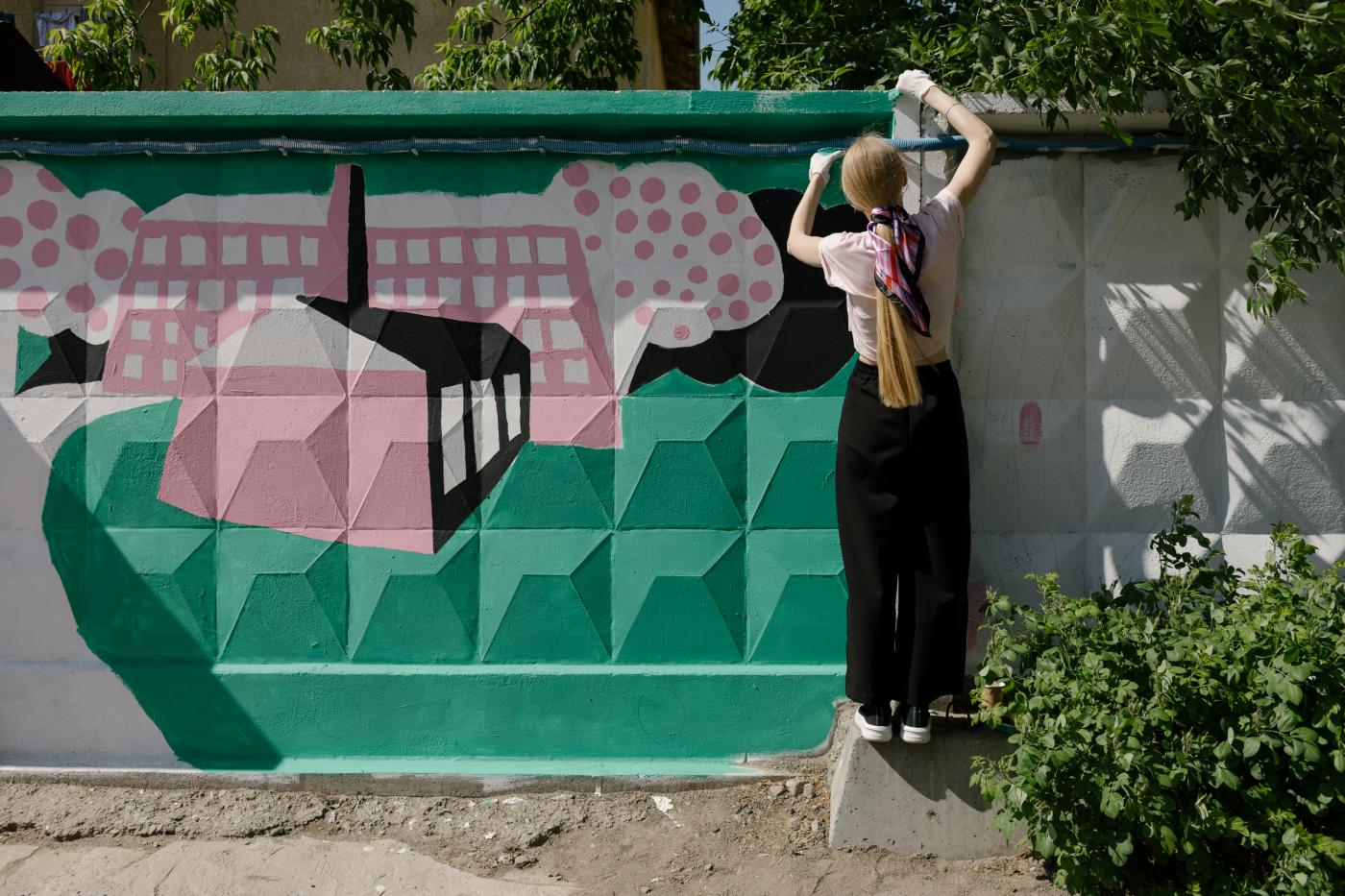 В Екатеринбурге появился 128-метровый мурал с детскими ассоциациями об Эльмаше - Фото 1