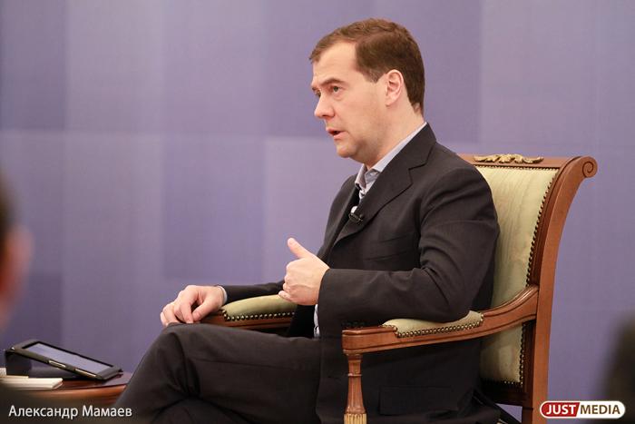 Дмитрий Медведев пригрозил западу уничтожением кабеля связи - Фото 1