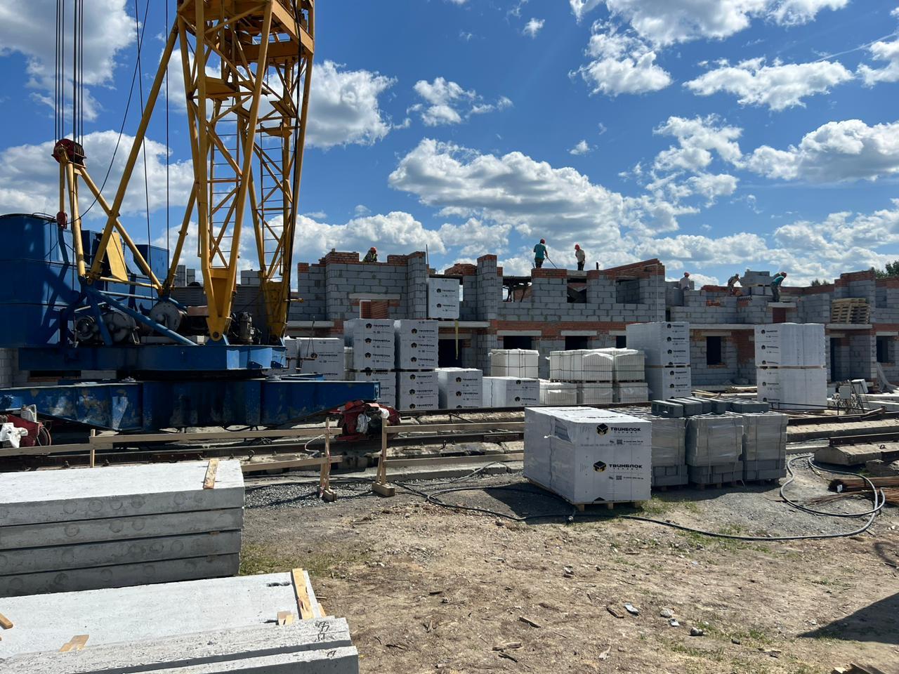 Строители возводят второй этаж многоквартирного дома в Сосьве, который строится по поручению Евгения Куйвашева - Фото 1