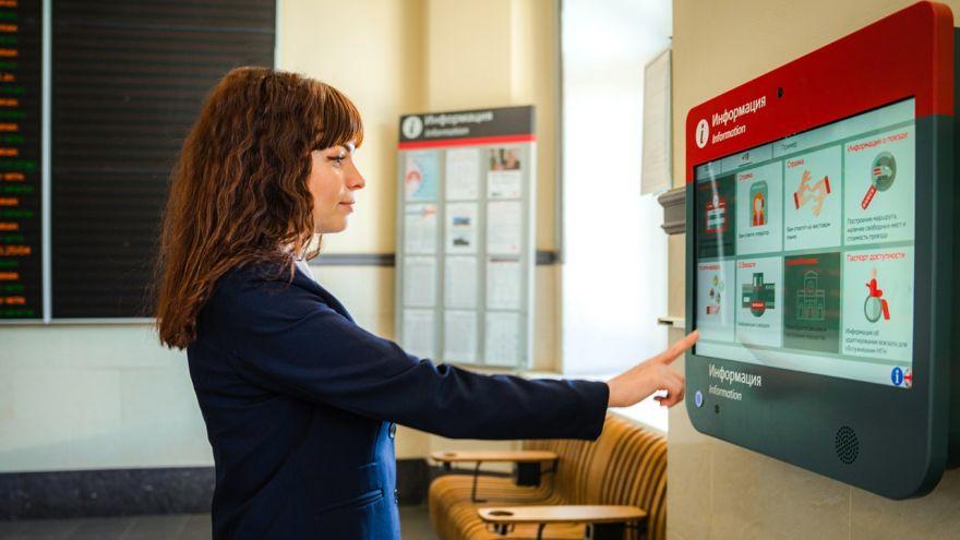 Популярность интерактивных справочных видеотерминалов на вокзалах СвЖД выросла в 1,5 раза с начала года - Фото 1