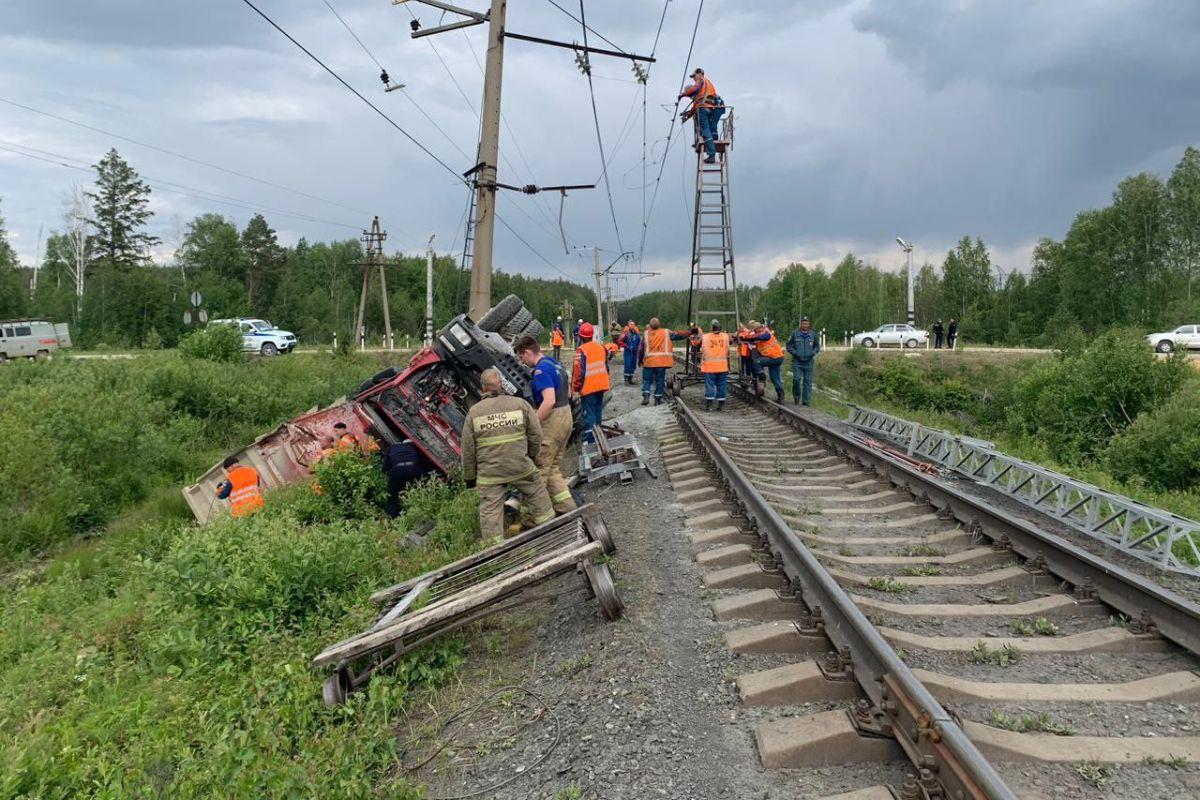 В Свердловской области грузовик столкнулся с тепловозом и перевернулся в кювет - Фото 1
