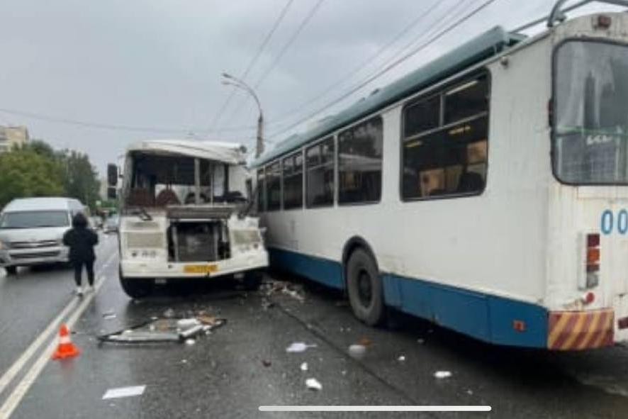 В Екатеринбурге прокуратура проводит проверку по факту страшного ДТП с автобусом и троллейбусом на Укусе, где пострадали три человека - Фото 1