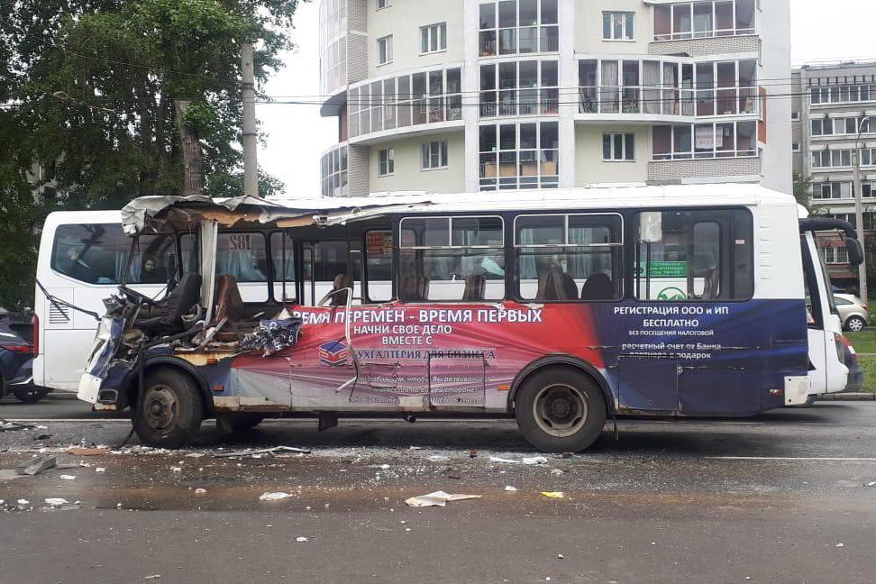 В Екатеринбурге СК начал проверку по факту страшного ДТП с участием автобуса и троллейбуса, где пострадали три человека - Фото 1