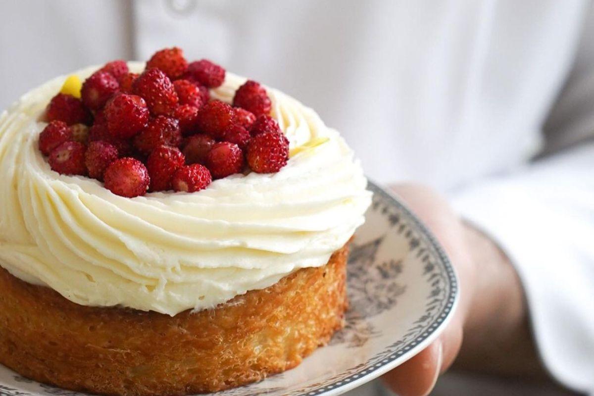 Земляничные тарты, ватрушки, эклеры и панкейки. Подборка сезонных десертов в Екатеринбурге - Фото 1
