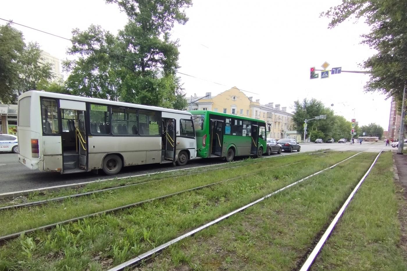 На Сортировке водитель «ПАЗа» собрал «паровозик» из автобуса и двух легковушек. Пострадали пять человек - Фото 1