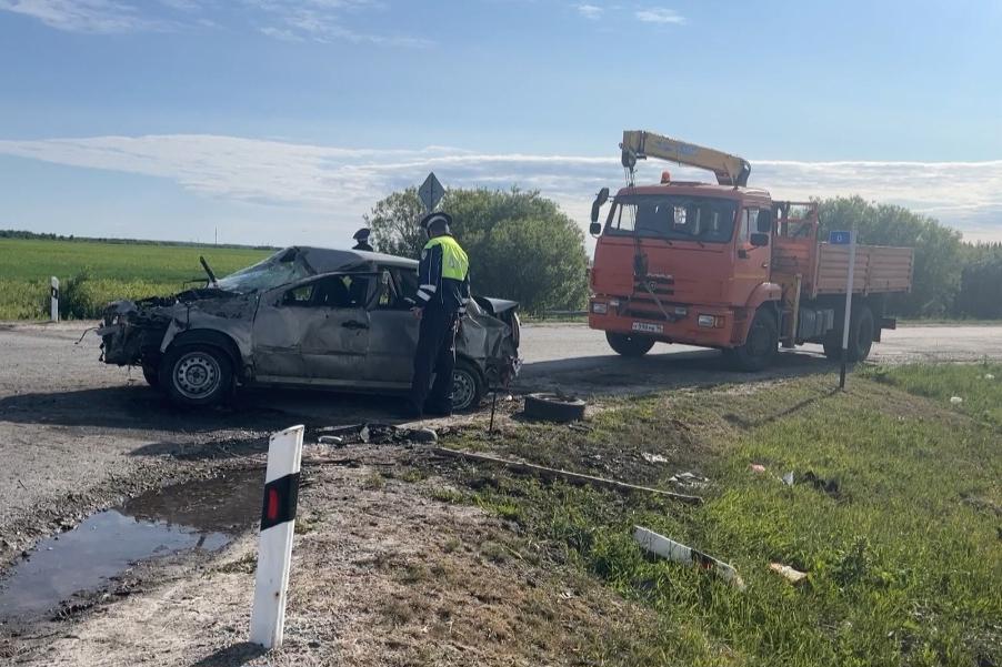 В Свердловской области перевернулась легковушка. Один человек погиб, еще двое — в реанимации - Фото 1