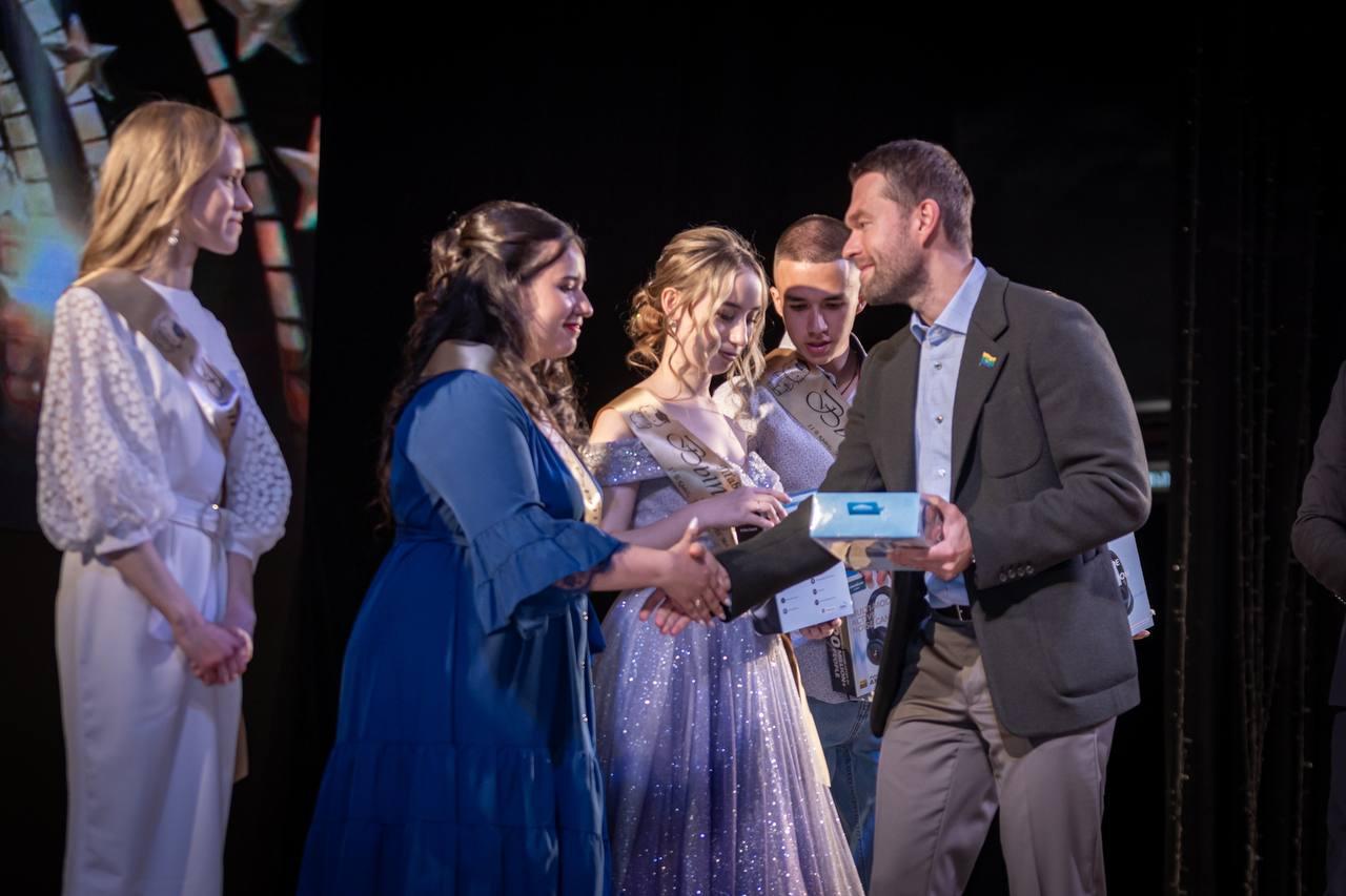 Депутаты Екатеринбургской гордумы поздравили выпускников - Фото 1