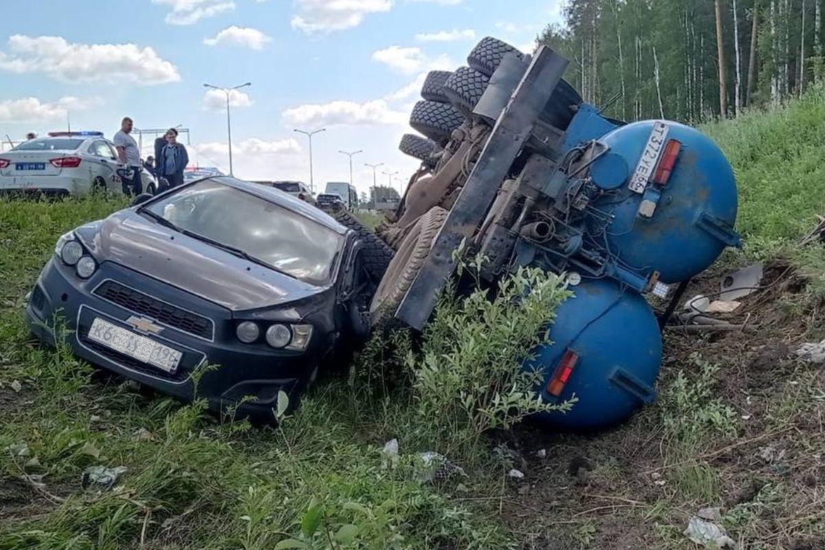 На ЕКАДе столкнулись грузовик и легковой автомобиль, пострадали три человека - Фото 1