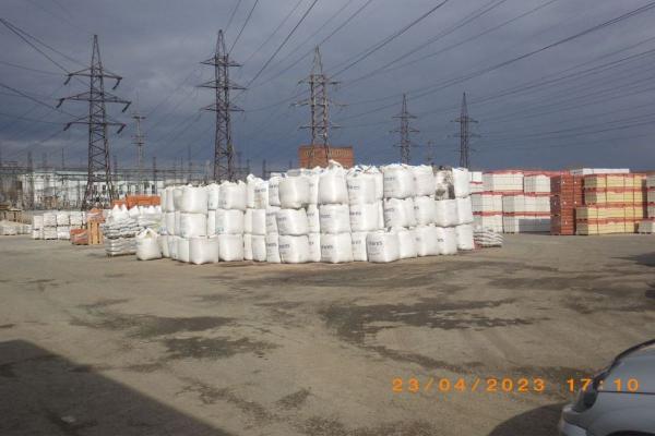 У подстанции «Южная» в Екатеринбурге загорелся несанкционированный склад деревянных поддонов - Фото 1