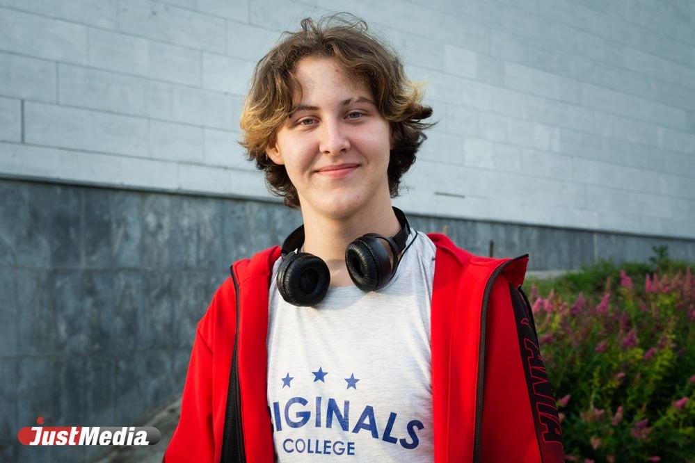 Илья Бойков, уличный музыкант: «А дождь на окнах рисует». В Екатеринбурге +31 градус - Фото 1