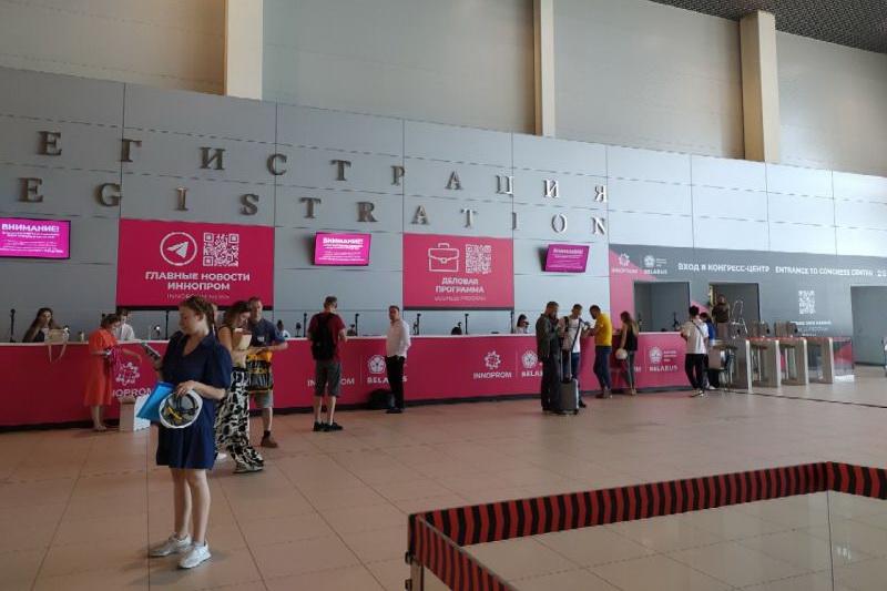 Участникам и гостям ИННОПРОМа начали выдавать бейджи - Фото 1