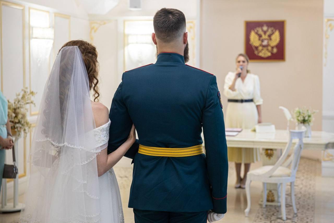 Депутат Дмитрий Николаев помог военнослужащему с СВО сыграть свадьбу в Екатеринбурге - Фото 1