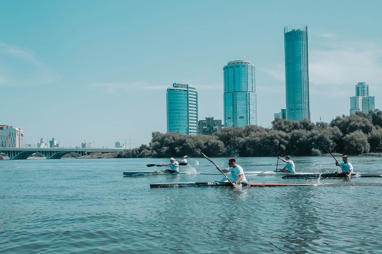 В Екатеринбурге прошел фестиваль на воде «300+300» - подарок к юбилею двух городов - Фото 1