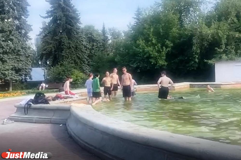 В Екатеринбурге подростки, устав от жары, искупались в фонтане Дендропарка на 8 Марта - Фото 1