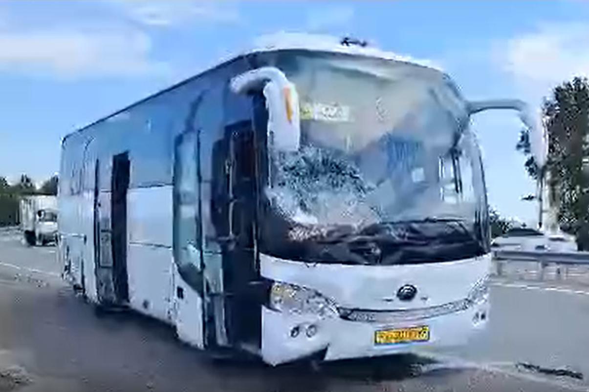 На Тюменском тракте пассажирский автобус протаранил легковушку. Есть пострадавшие - Фото 1
