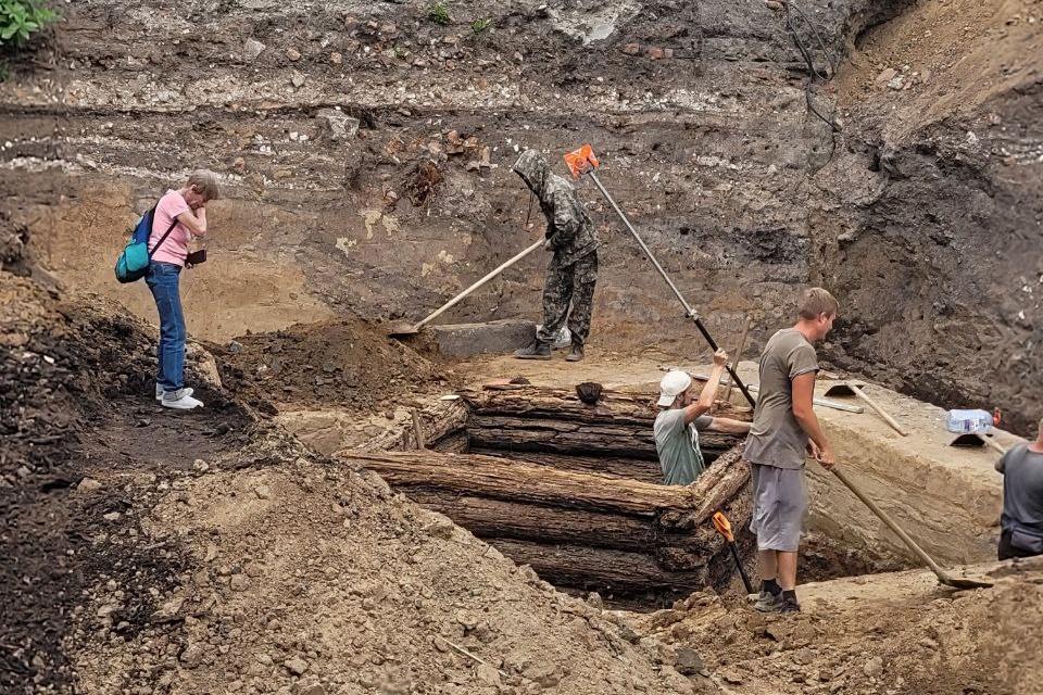 В Екатеринбурге археологи откопали у Музея ИЗО «деревянный колодец» - Фото 1