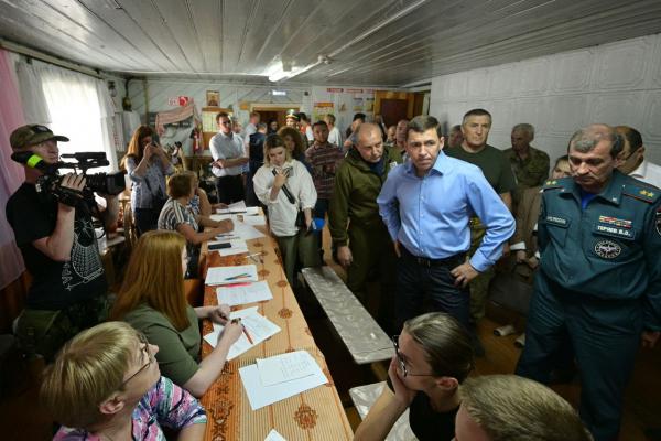 Евгений Куйвашев обещал погорельцам из Шайдурихи новое жилье либо денежную компенсацию на выбор