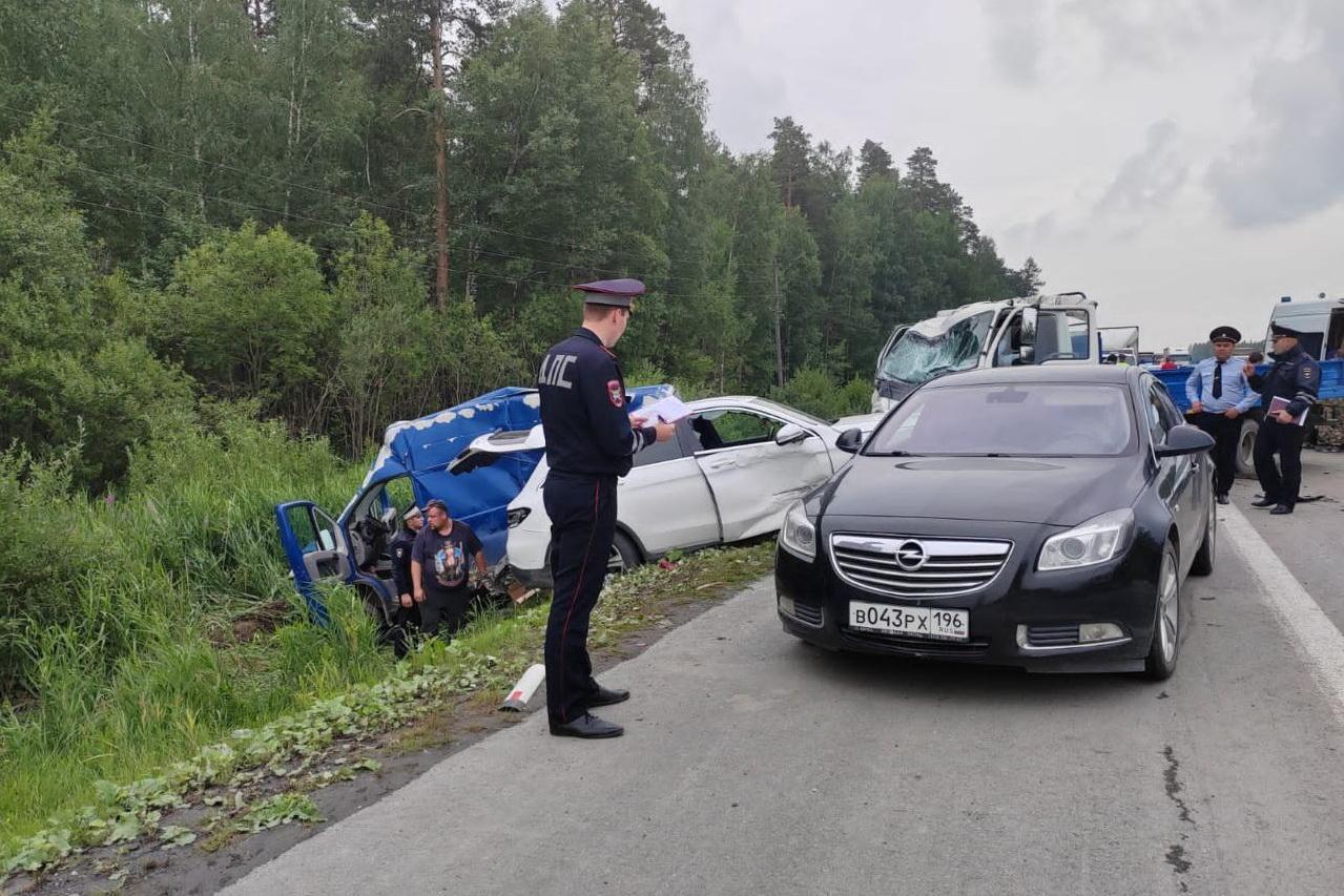 Невнимательный водитель грузовика устроил смертельное ДТП на Серовском тракте - Фото 1