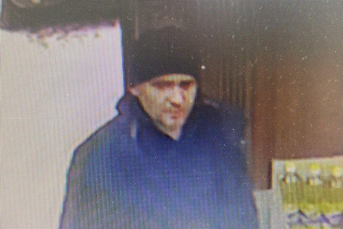 В Екатеринбурге разыскивают мужчину, который похитил из магазинов бутылку виски и дезодоранты - Фото 1