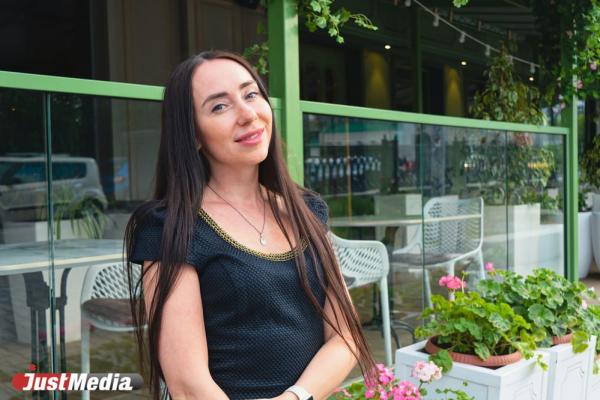 Анастасия, косметолог: «Выпить кофе с девочками в такую погоду – самое то». В Екатеринбурге +24 градуса