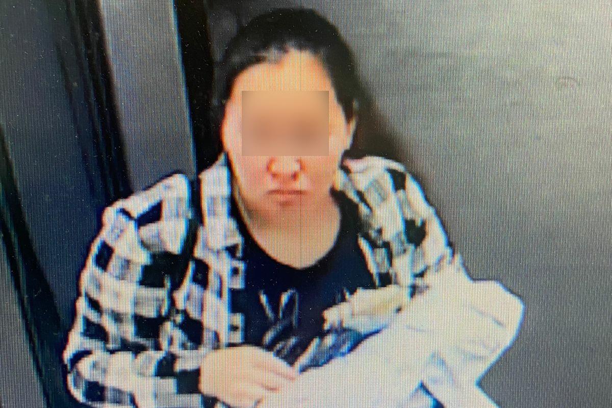 Полиция Екатеринбурга ищет женщину, которая ворует из магазинов детскую одежду - Фото 1