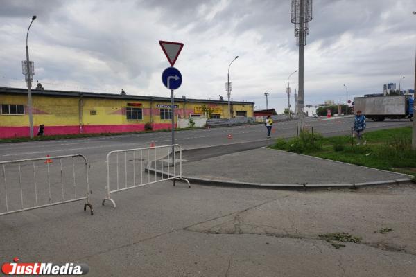 Жители нескольких домов на ВИЗе из-за очередного забега оказались заблокированы в своем дворе - Фото 1