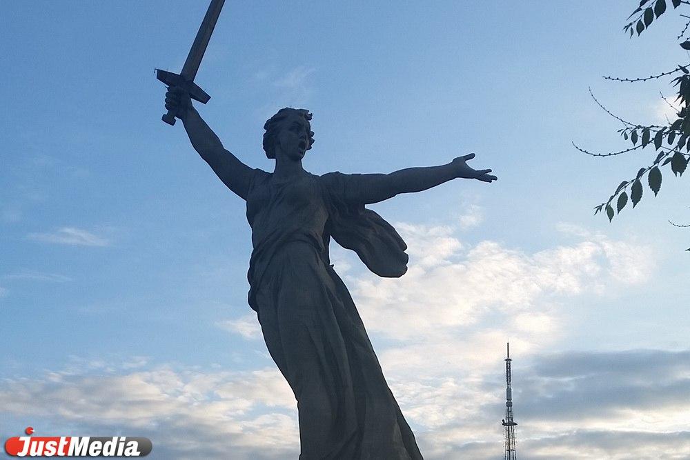 В Волгограде девушка попала под уголовное дело за осквернение памятника «Родина-мать» - Фото 1