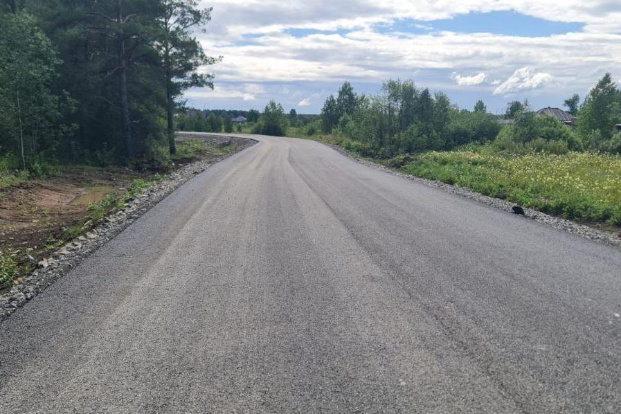 Рабочие приступают к укладке верхнего слоя асфальта на дороге к Таежному - Фото 1