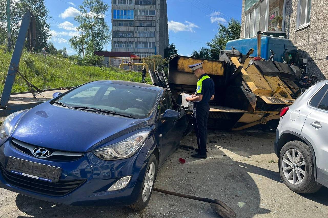 В Качканаре грузовик снес две легковушки и врезался в дом - Фото 1