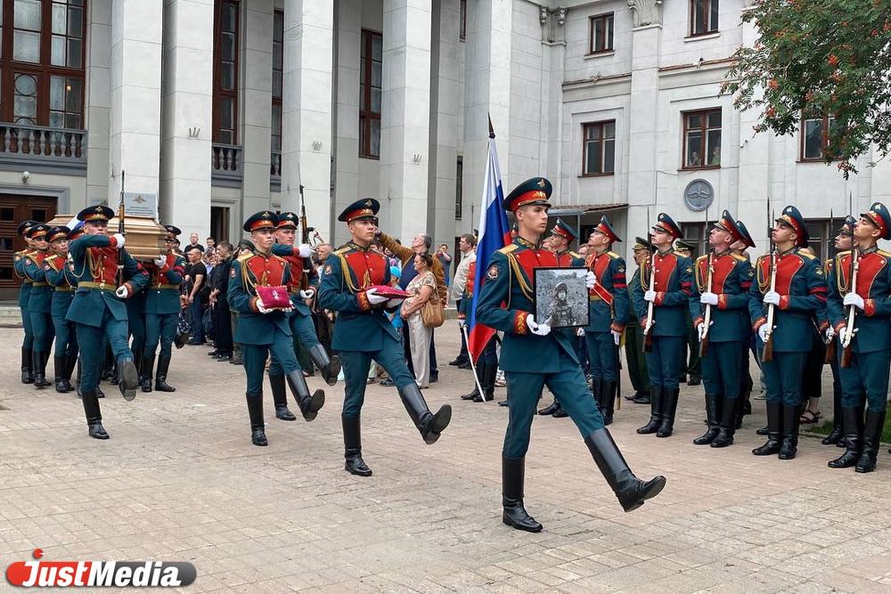«Он знал, что погибнет». В Екатеринбурге простились с военкором Ростиславом Журавлевым - Фото 1