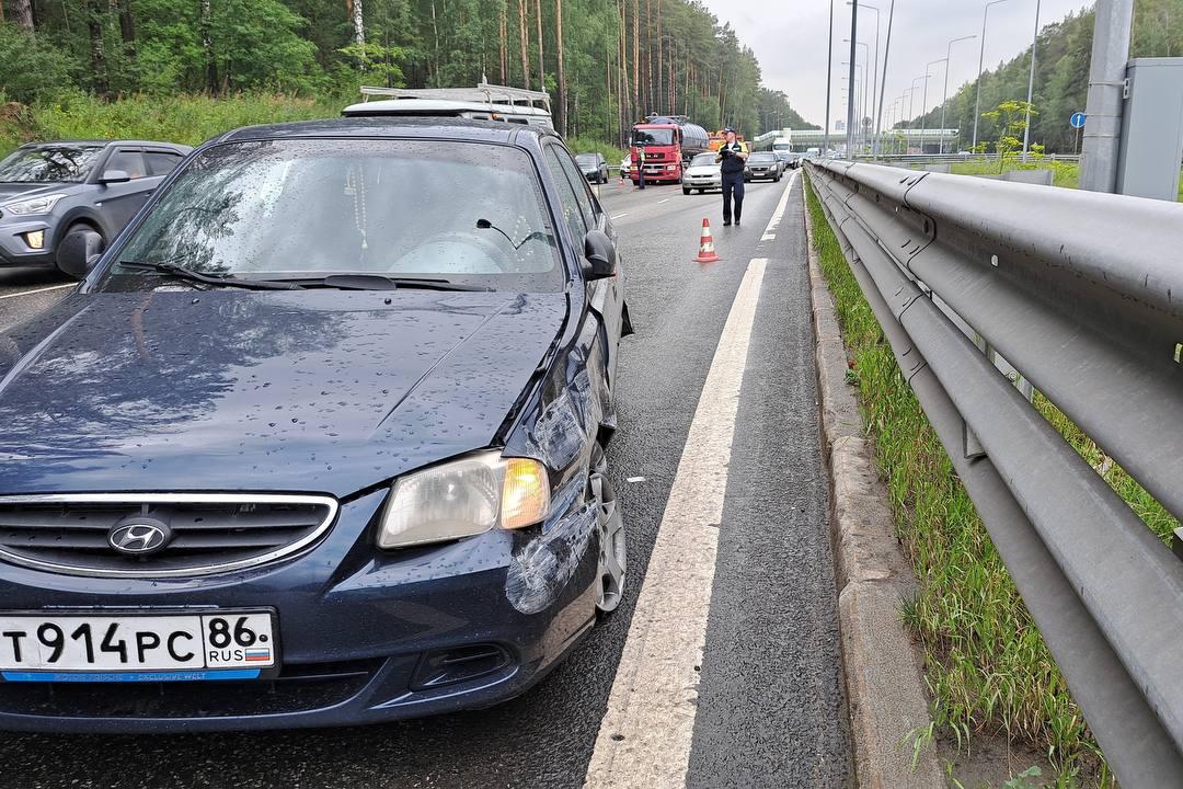 На дублере Сибирского тракта Hyundai подставился под бензовоз - Фото 1