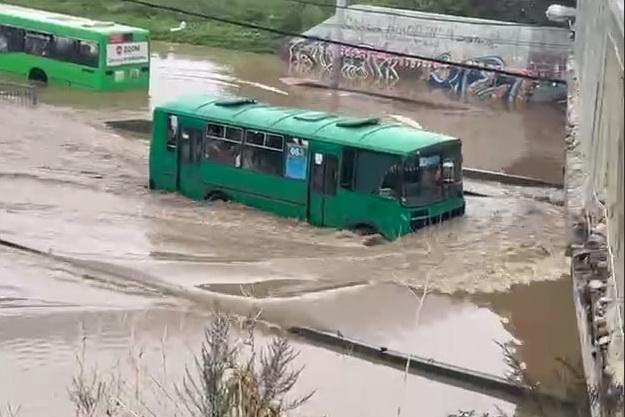 В Екатеринбурге затопило улицу Щербакова - Фото 1