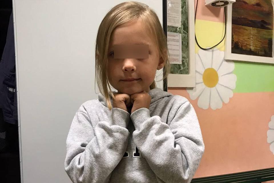 На Эльмаше отец оставил пятилетнюю девочку на детской площадке - Фото 1