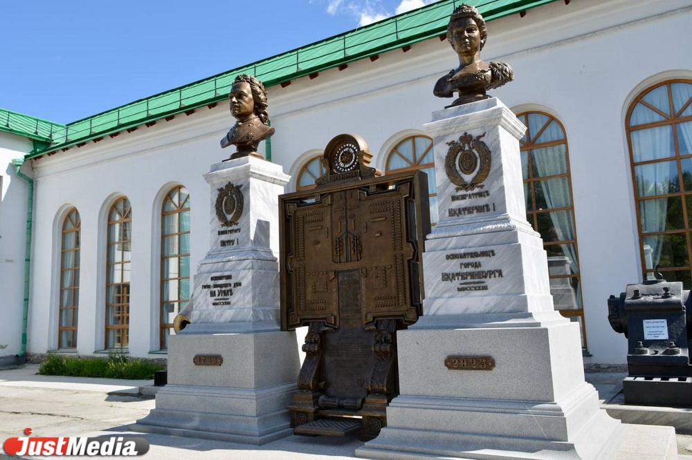 В Екатеринбурге восстановили бюсты Петра I и Екатерины I - Фото 1