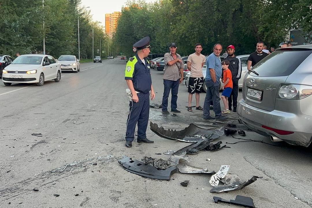 Шесть человек попали в больницу после ДТП на Вторчермете - Фото 1