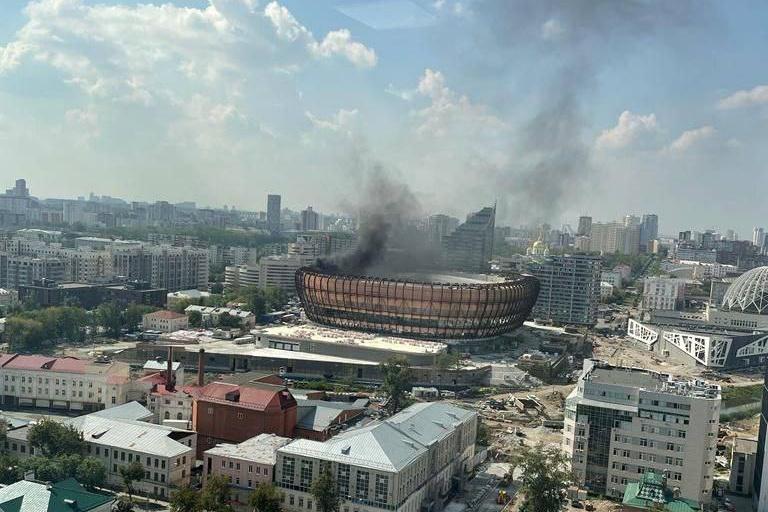 На стройплощадке Ледовой арены в центре Екатеринбурга произошел пожар - Фото 1