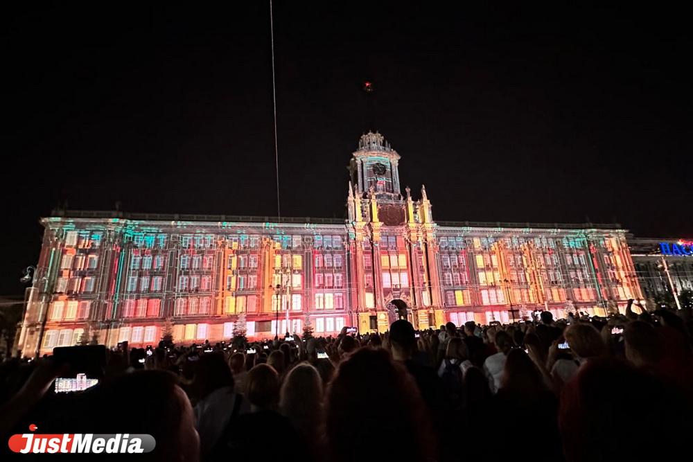 На здании мэрии Екатеринбурга показывают грандиозное видеомэппинг-шоу - Фото 1