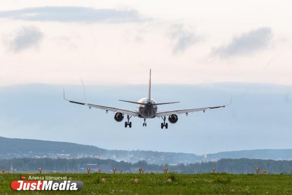 Почти 50 пассажирских рейсов не смогли приземлиться в Москве из-за атаки БПЛА - Фото 1